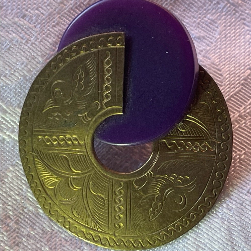 Vintage 1980’s brass and purple circular etched Boho earrings. - Picture 2 of 3